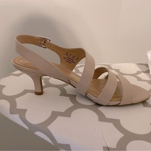 Abelka size 9 with 1 1/2 inch heel - Picture 2 of 3